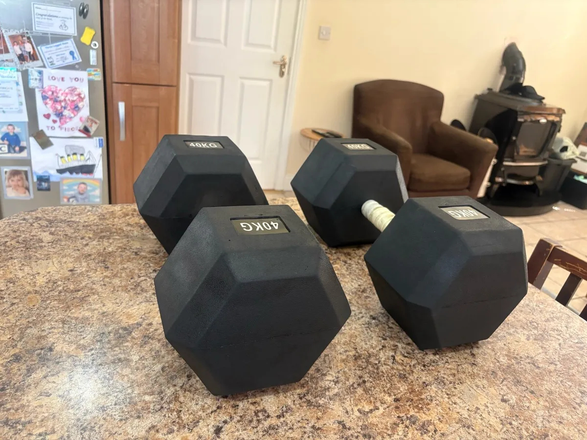2 X 40KG RUBBER HEX DUMBBELLS. - Image 2