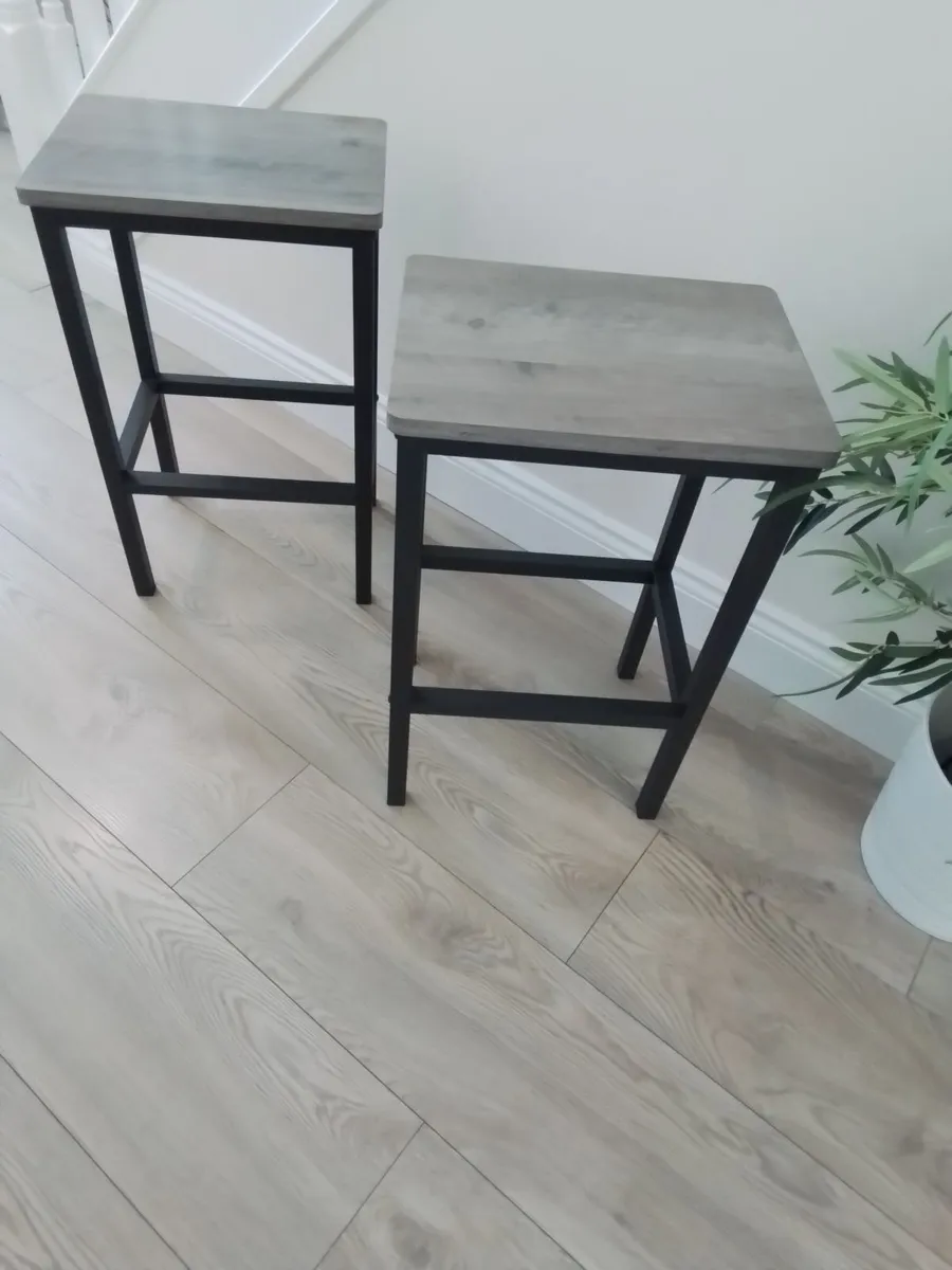 2 kitchen island stools
