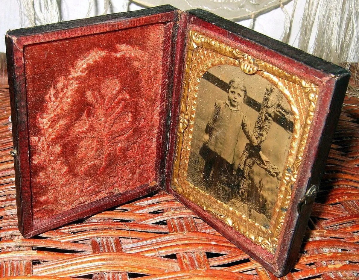 Antique Victorian Portrait In VelvetCase - Image 3