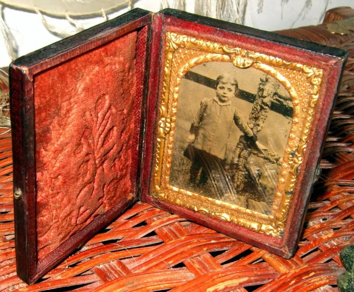 Antique Victorian Portrait In VelvetCase - Image 4