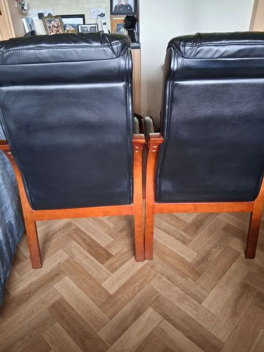 2 Fireside Armchairs . - Image 1
