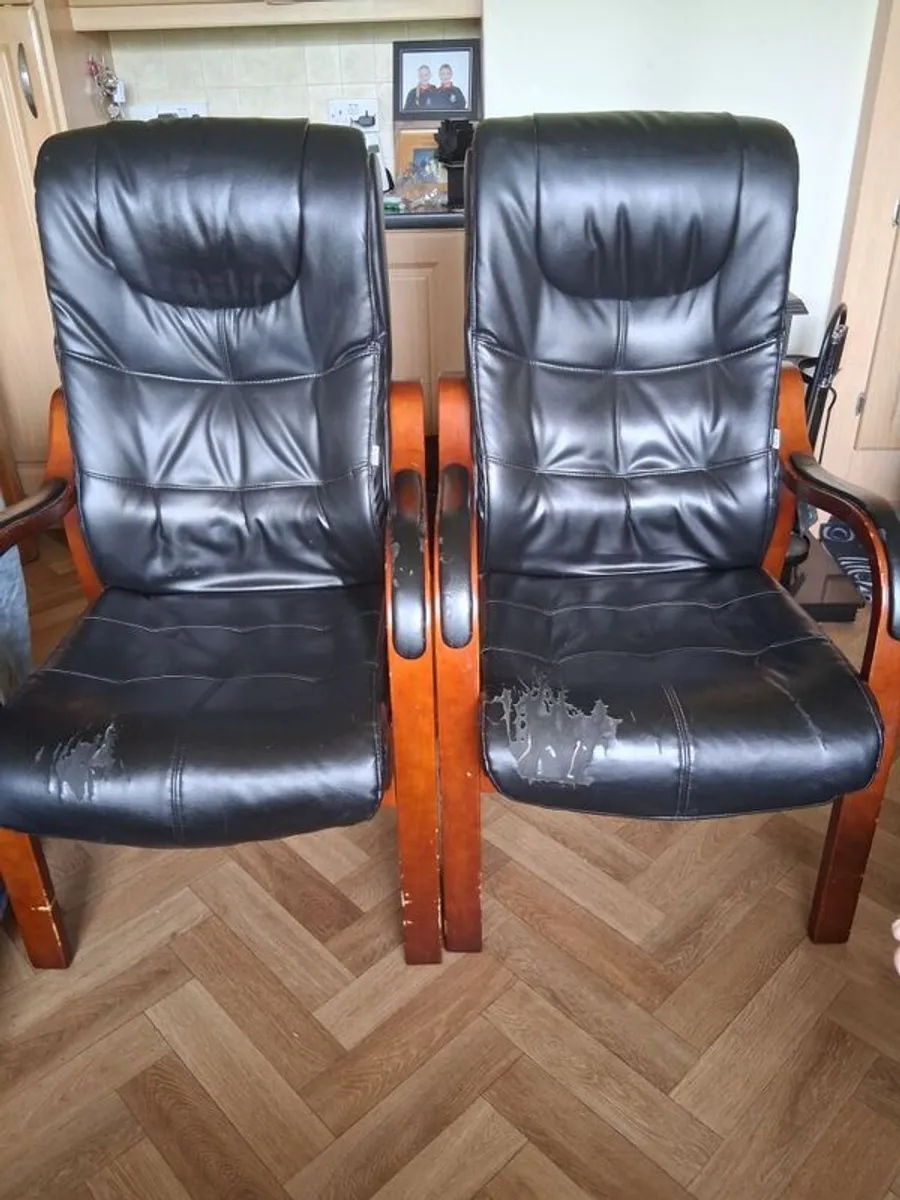 2 Fireside Armchairs . - Image 2