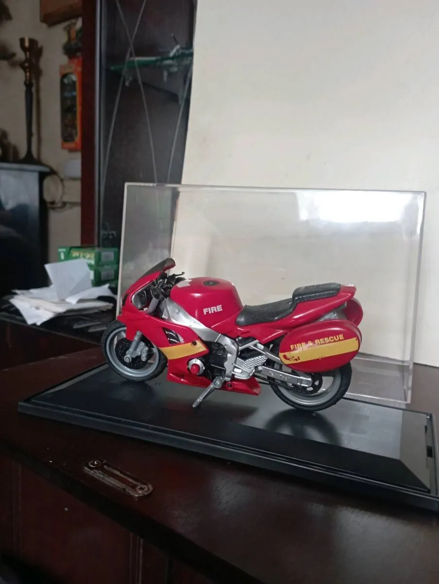 17cm EMERGENCY FIRE & RESCUE BIKE WITH SIRENS - Image 1