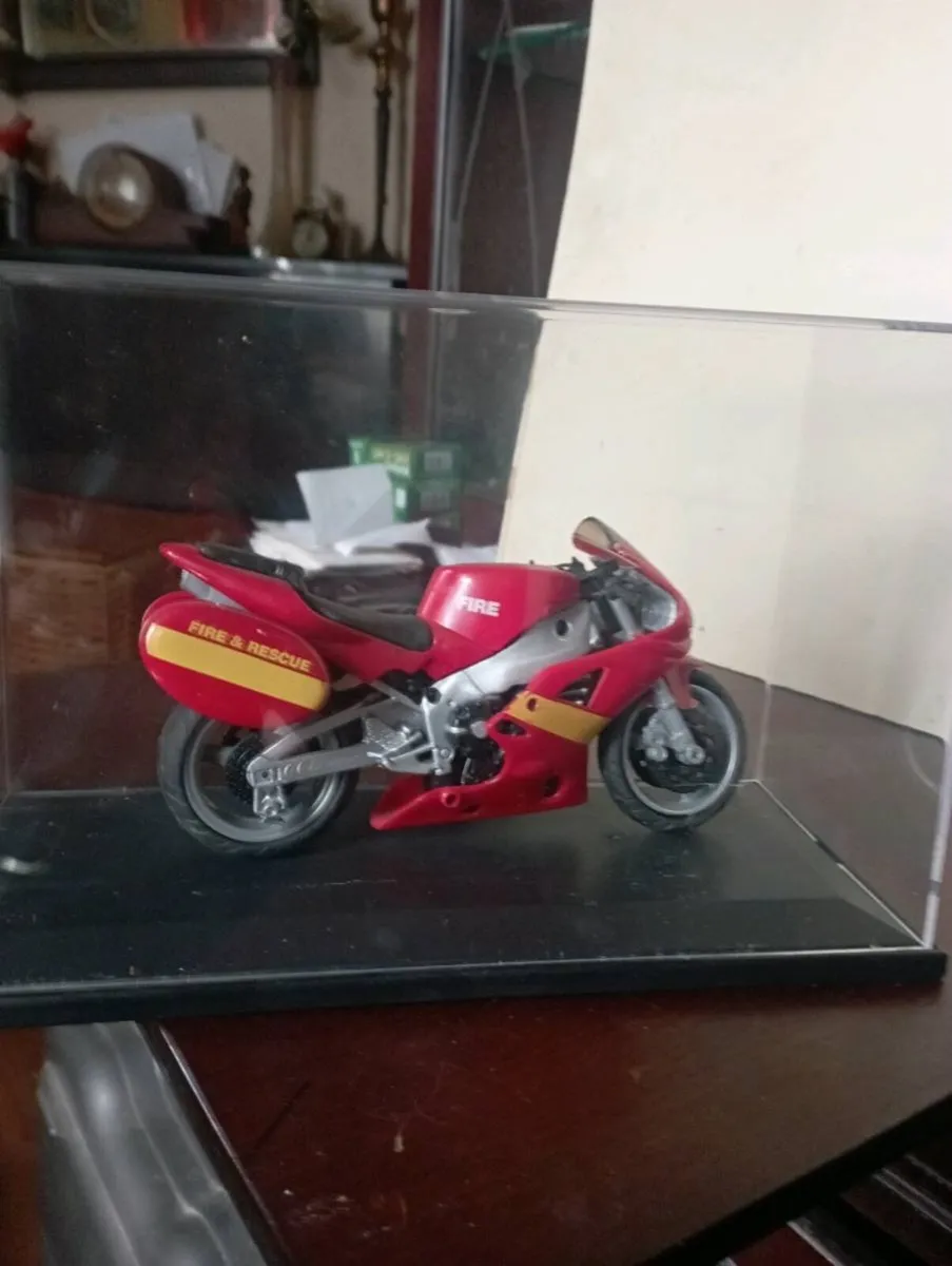 17cm EMERGENCY FIRE & RESCUE BIKE WITH SIRENS - Image 3
