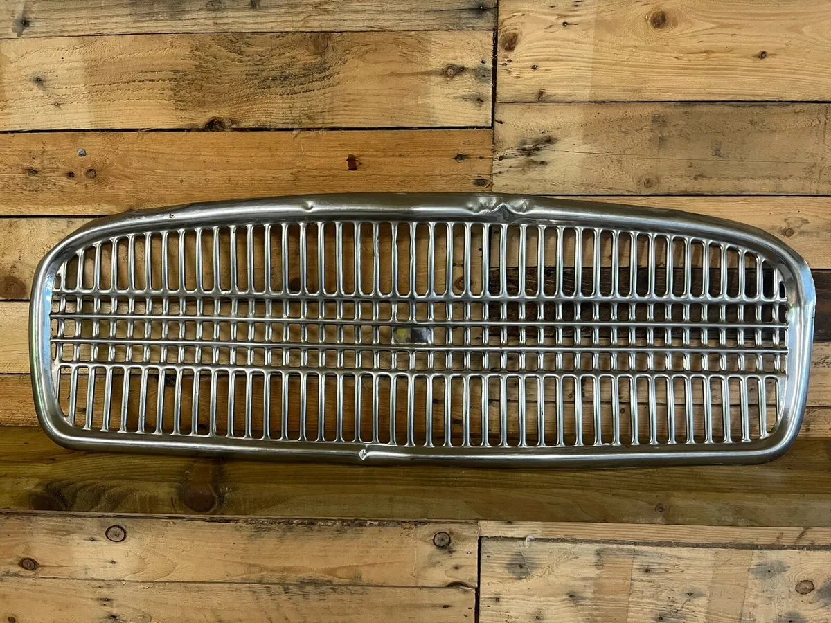 1950s Fiat 1100 Vintage front grille - Image 1