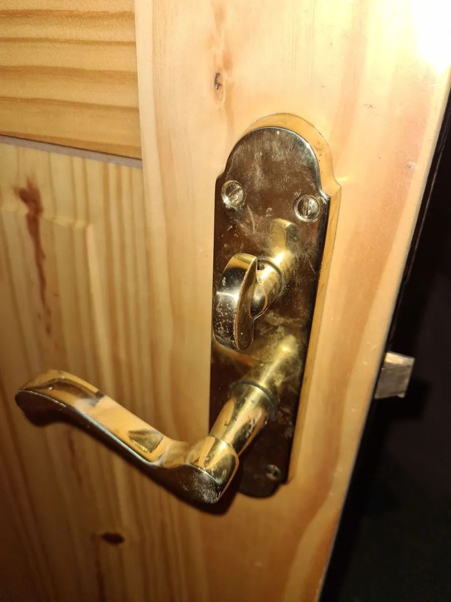 14 x Solid Pine doors like new - Image 2