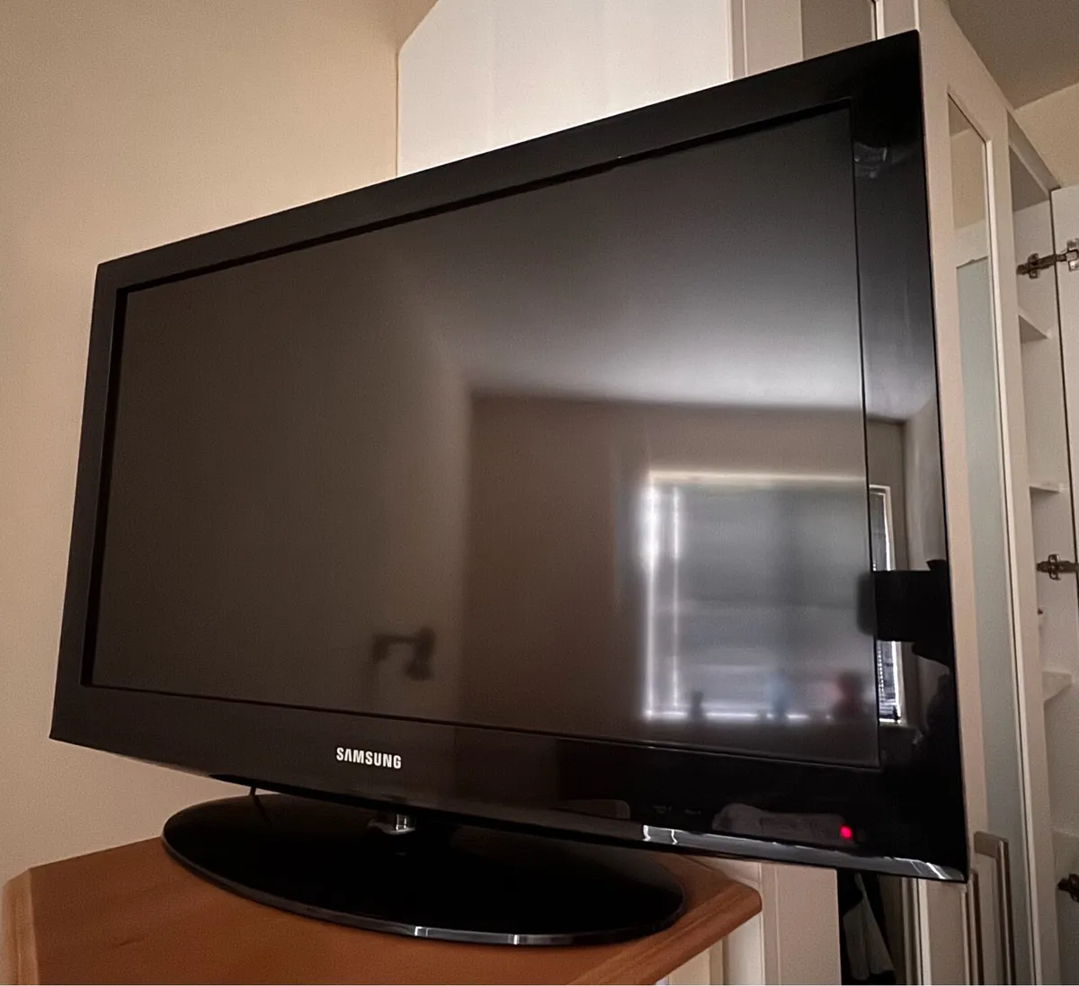 Samsung 32inch LCD TV with original remote - Image 1