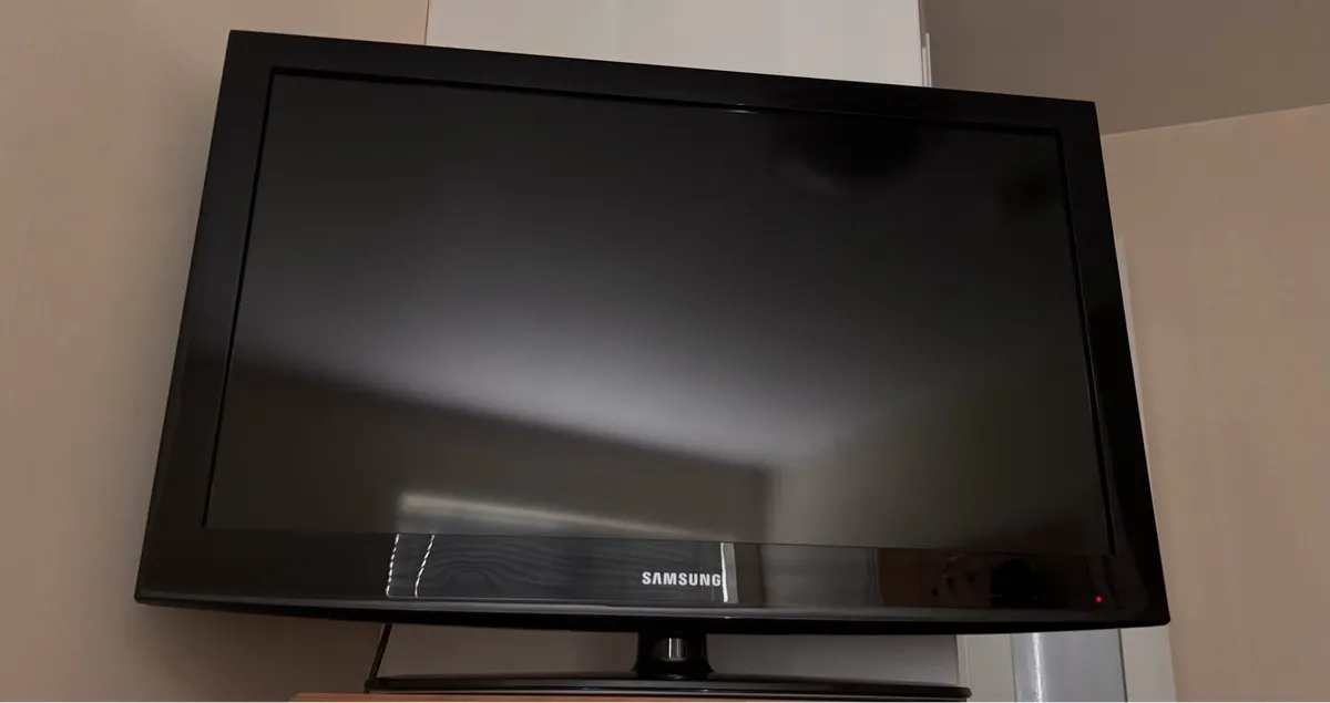 Samsung 32inch LCD TV with original remote - Image 2