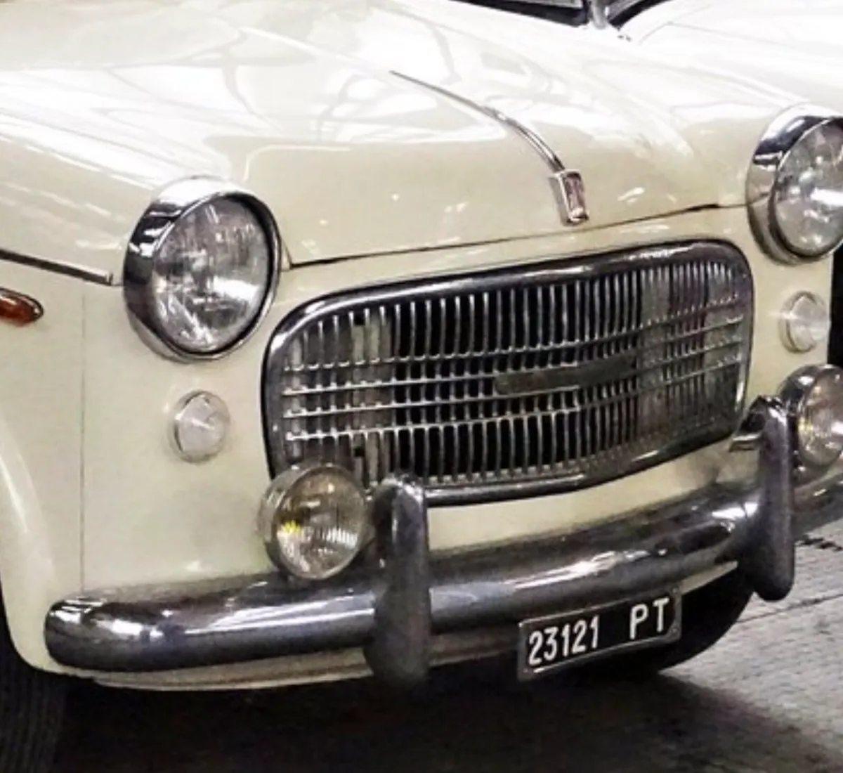 1950s Fiat 1100 Vintage front grille - Image 2
