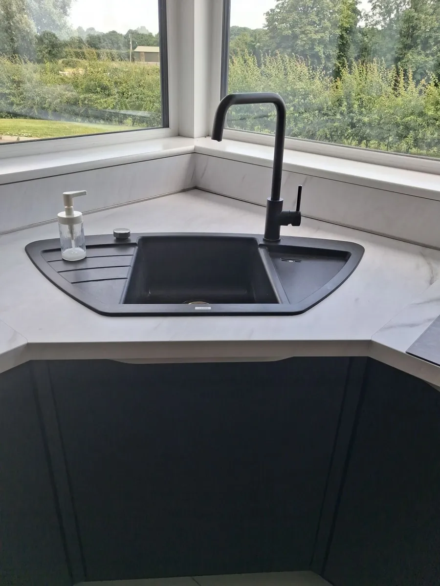 Kitchen worktop and sink - Image 1