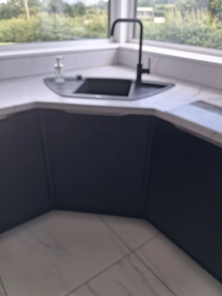 Kitchen worktop and sink - Image 4