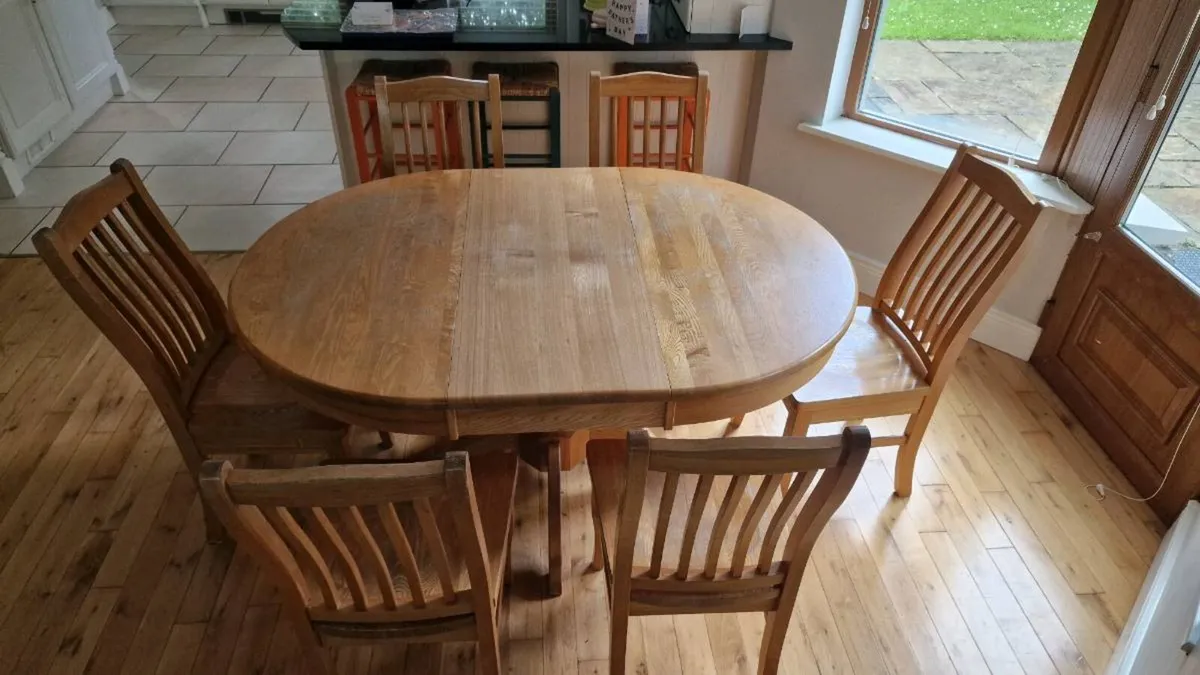 Extendable solid oak table and chairs - Image 1