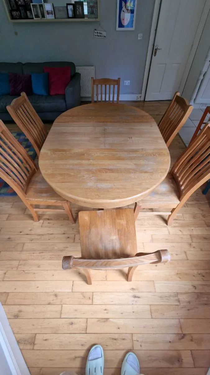 Extendable solid oak table and chairs - Image 2