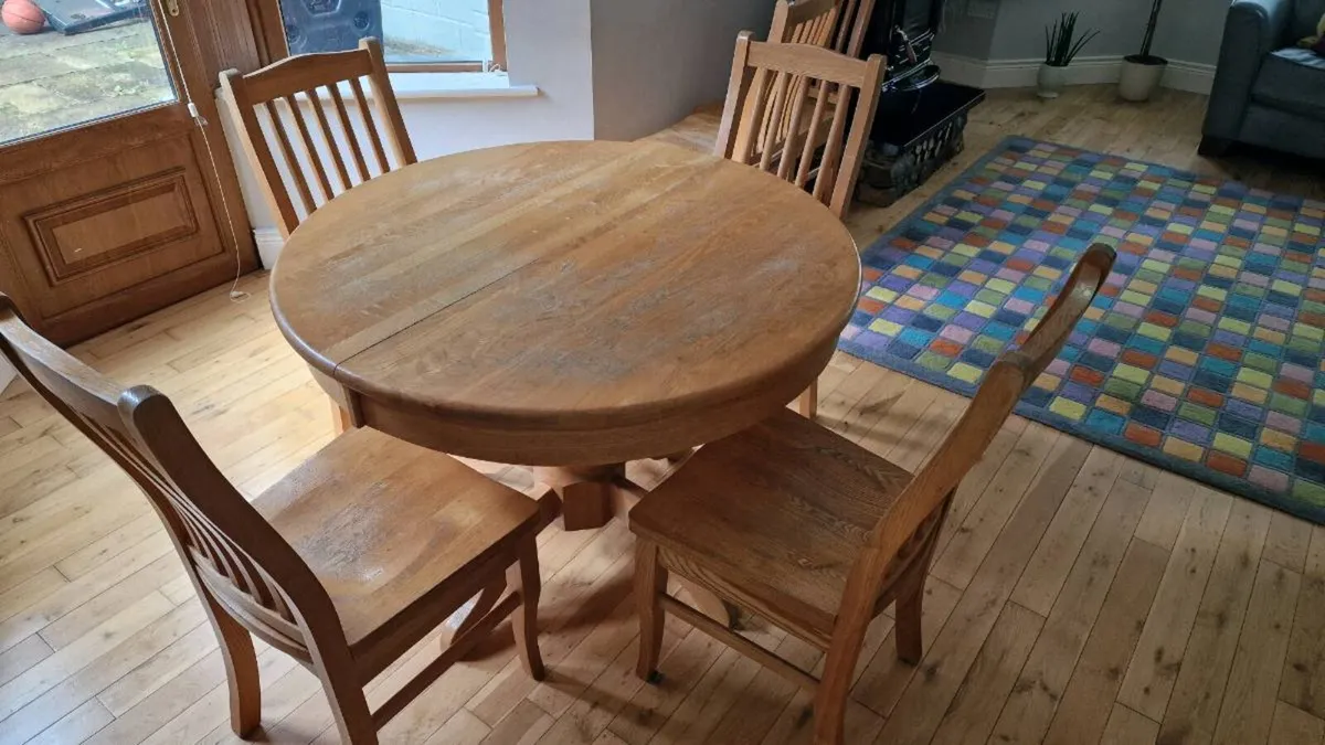Extendable solid oak table and chairs - Image 3