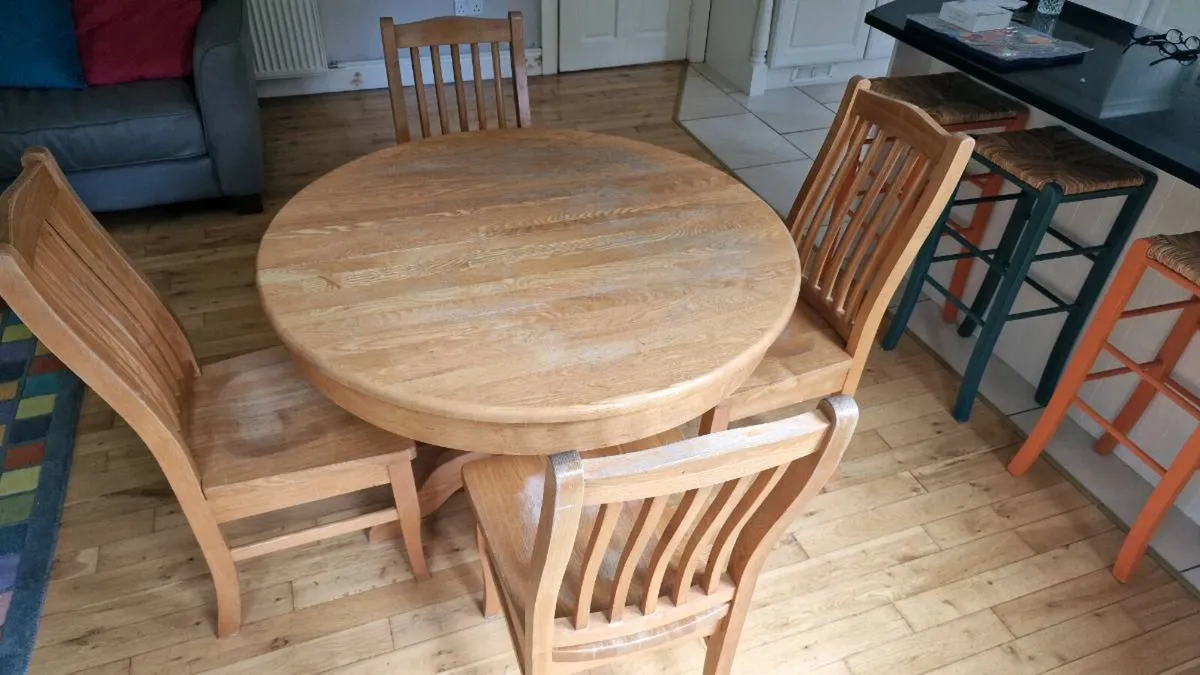 Extendable solid oak table and chairs - Image 4