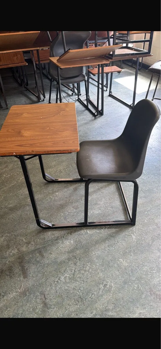 School desks and chairs - Image 4