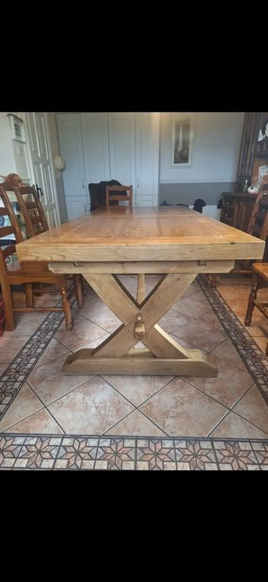 Solid oak kitchen table with 6 kitchen chairs - Image 2