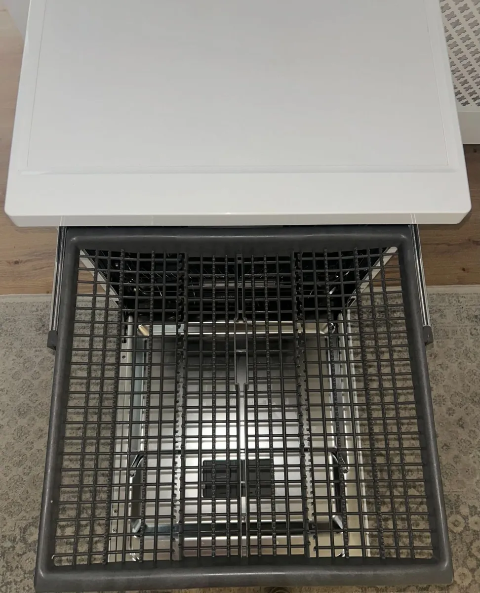 White Whirlpool 6th Sense Freestanding Dishwasher - Image 3
