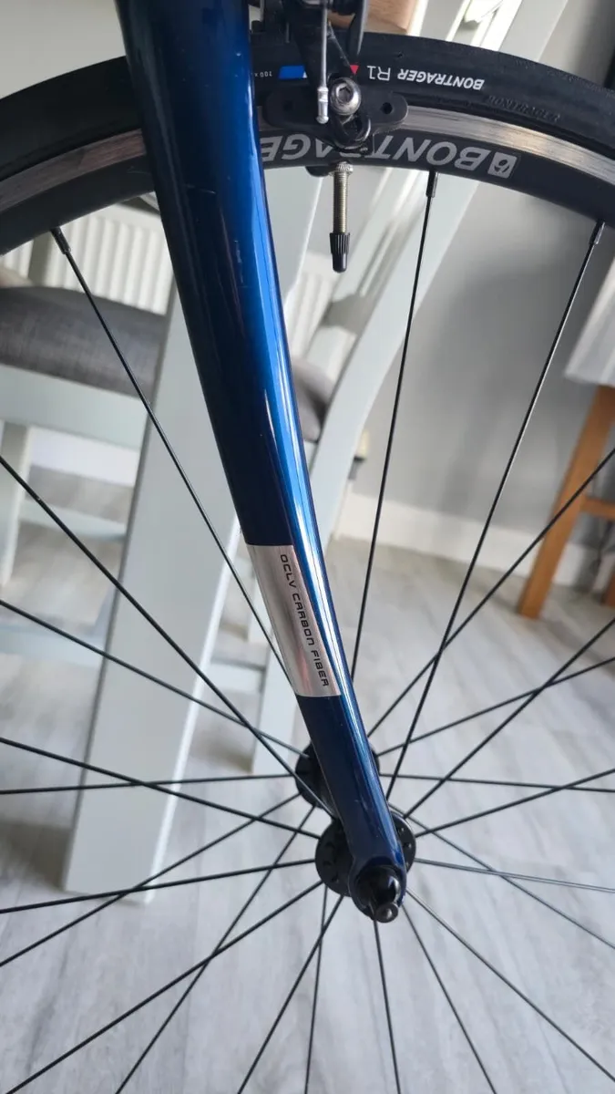 Trek Domane road bike  AL 2 Carbon fork - Image 4