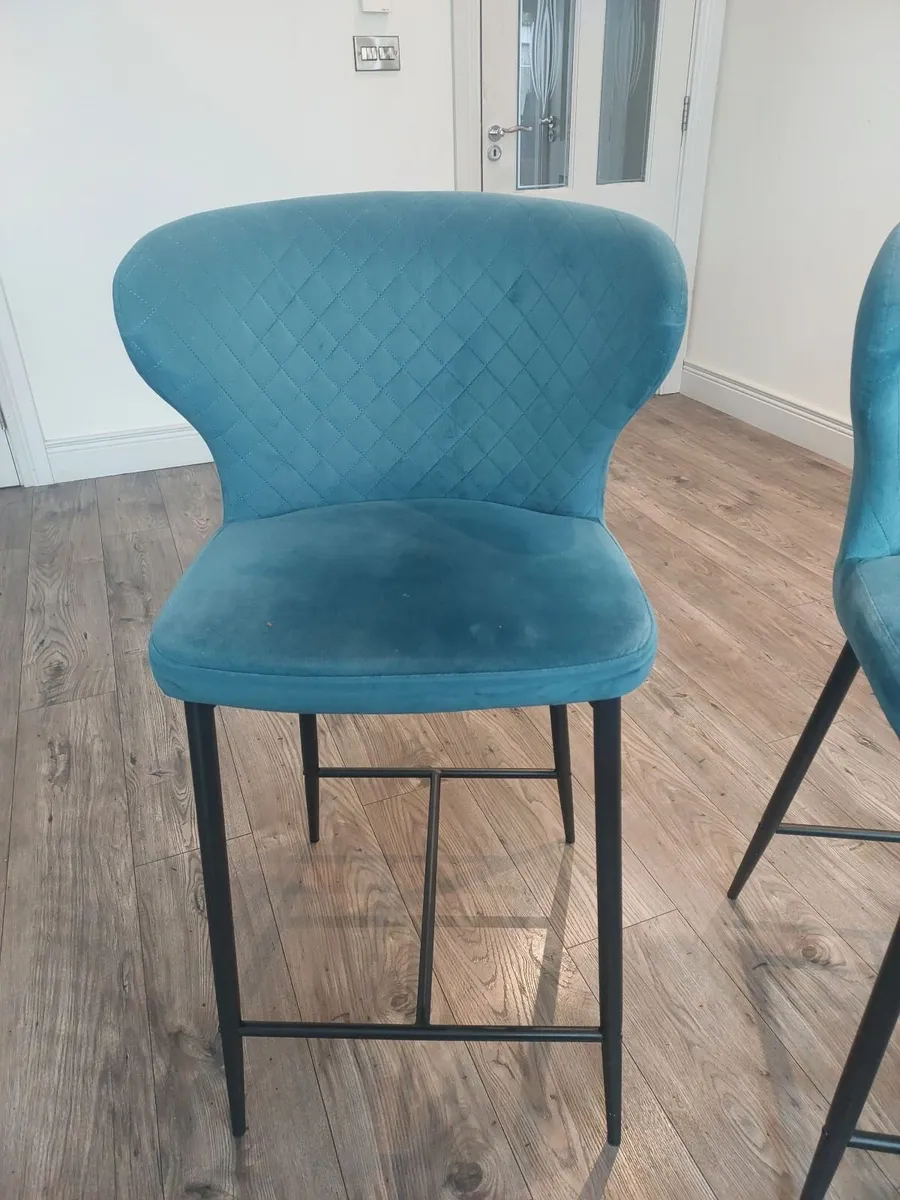 2 Island Chairs - Image 1