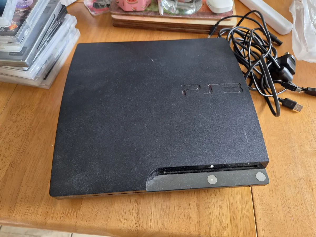 PS3 + 2 controllers + 11 games - Image 2