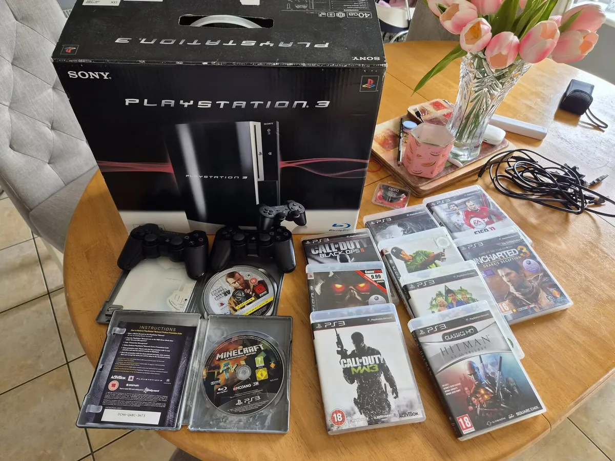 PS3 + 2 controllers + 11 games - Image 1