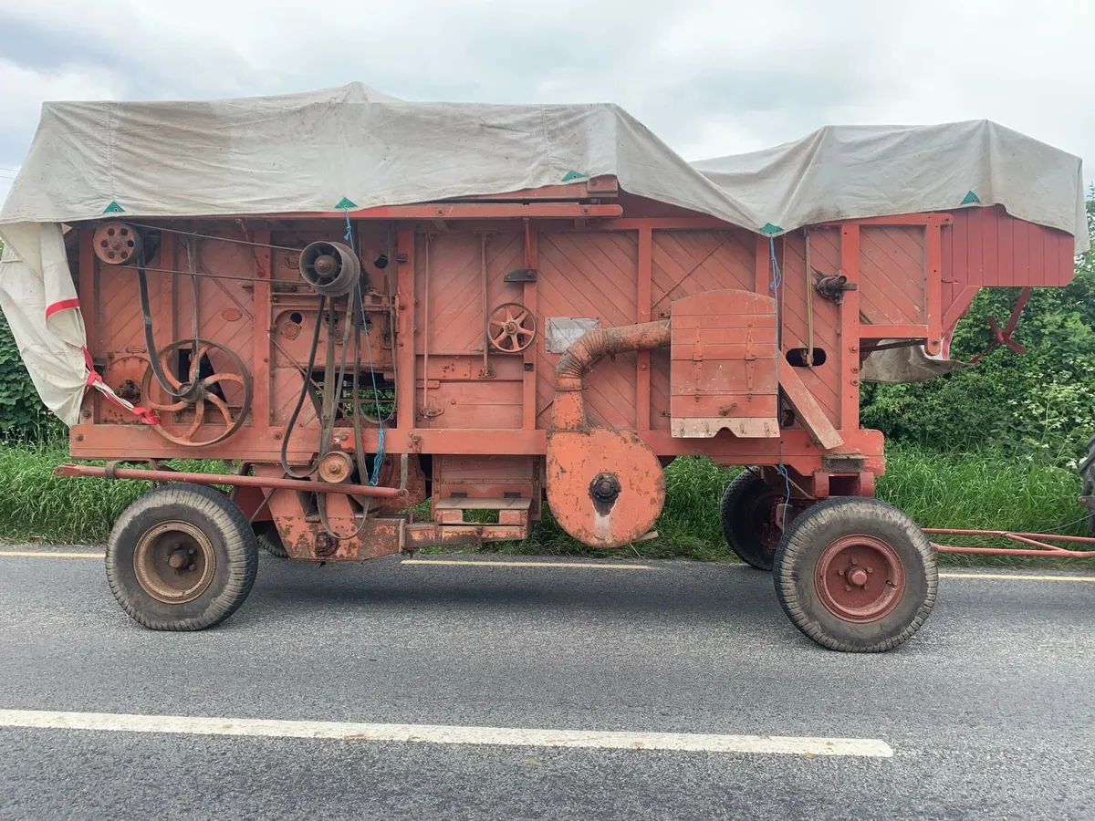 Ransomes 4’ 6’’ threshing machine with elevator - Image 1