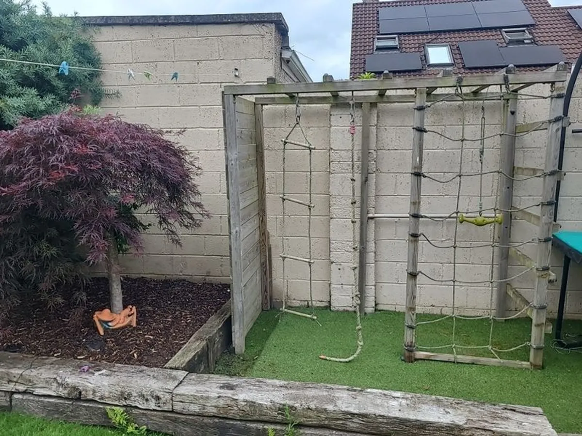 wooden climbing frame - Image 1