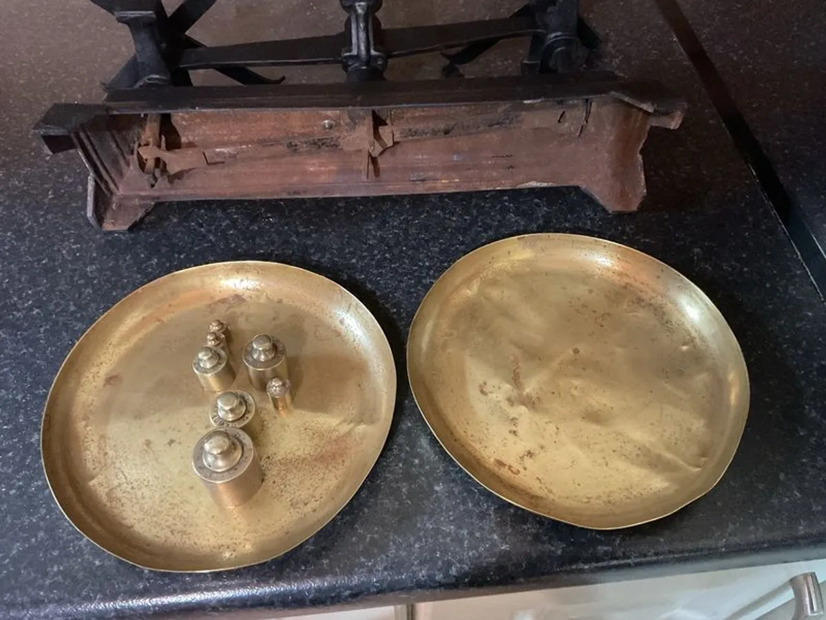 vintage weighing scales with brass weights - Image 4