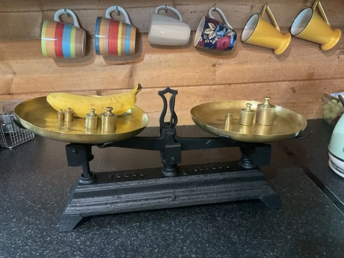 vintage weighing scales with brass weights - Image 2