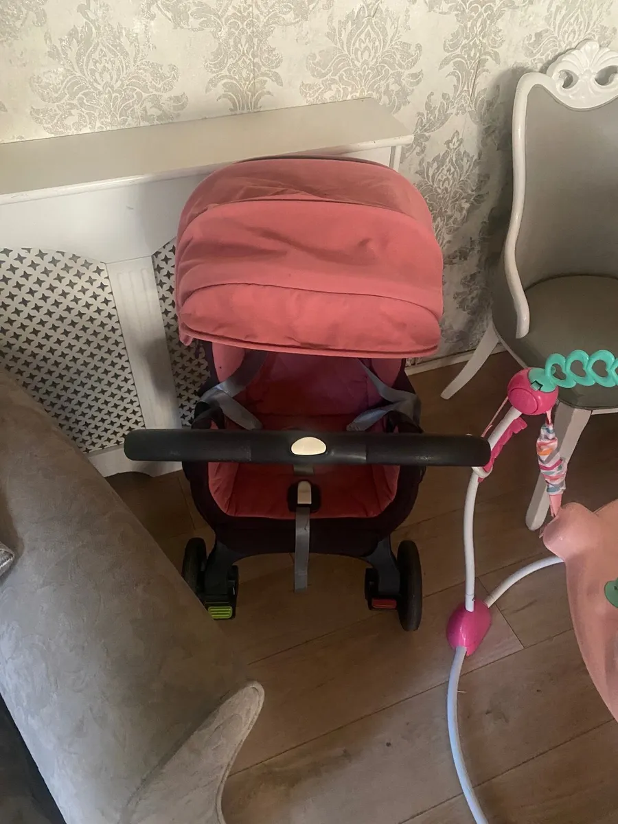 Car seat/buggy and jumperoo - Image 1