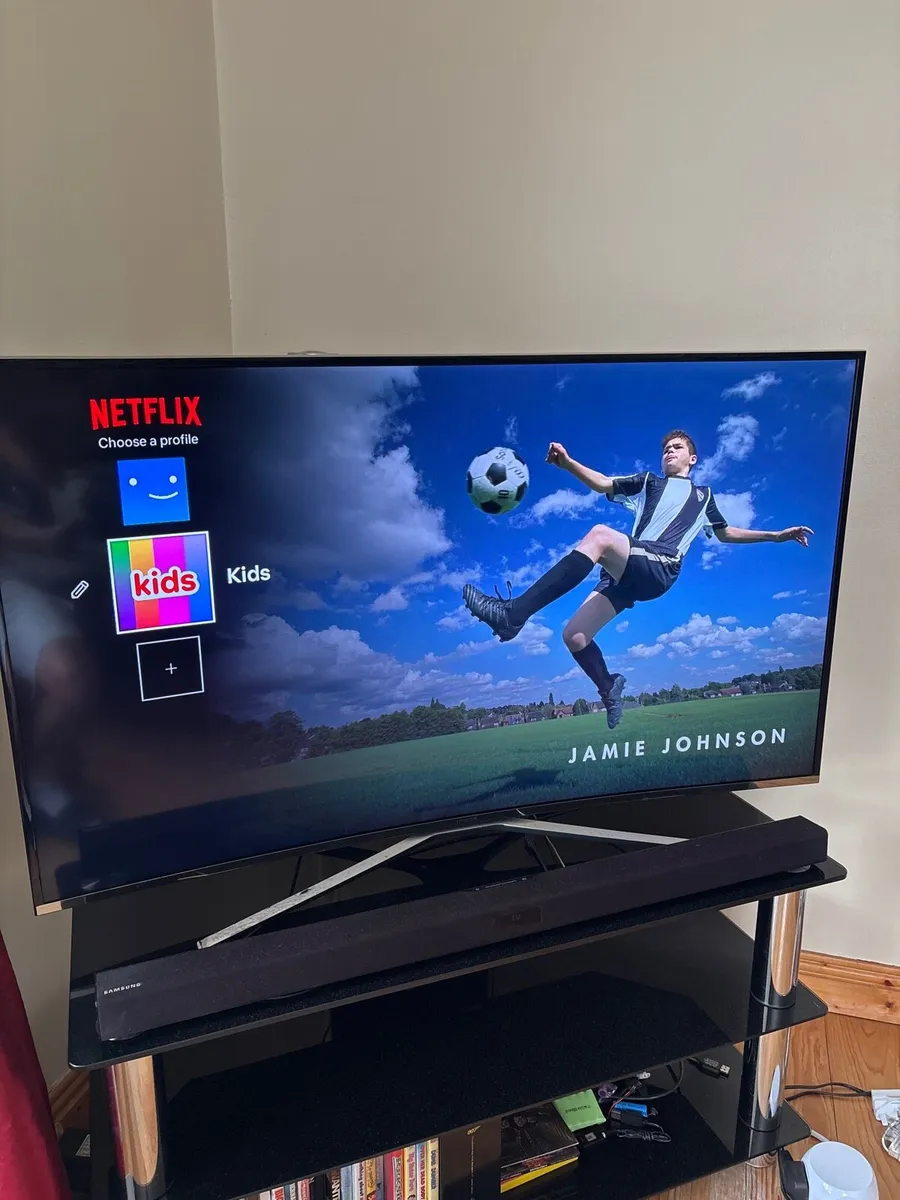 Samsung Curved 49”UHD 4k HDR Cristal Colour Smart - Image 2
