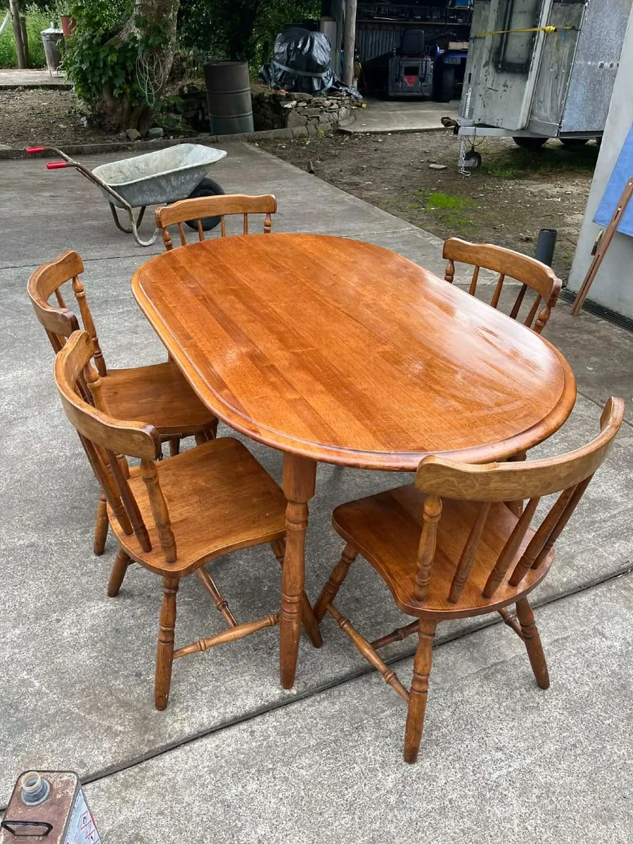 Table and chairs.  Unit - Image 3