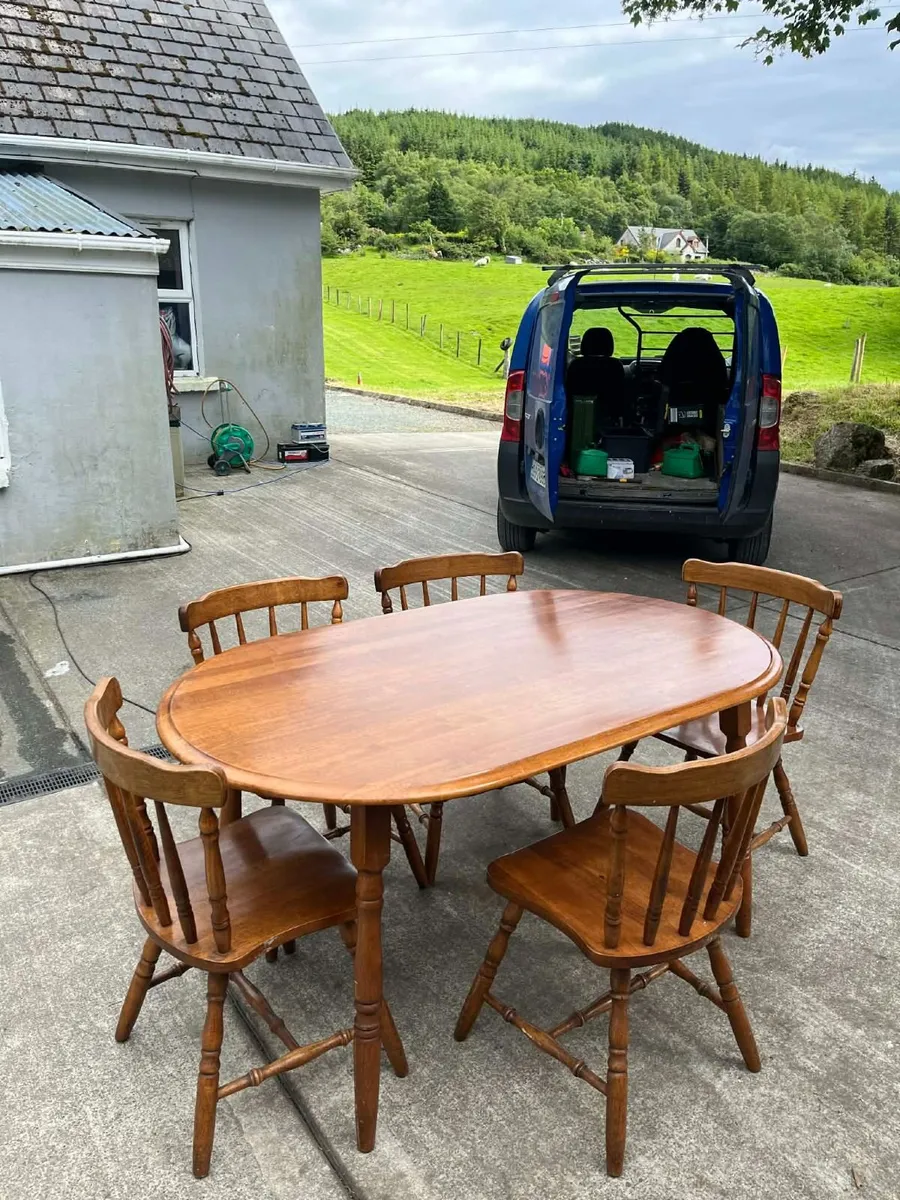 Table and chairs.  Unit - Image 4