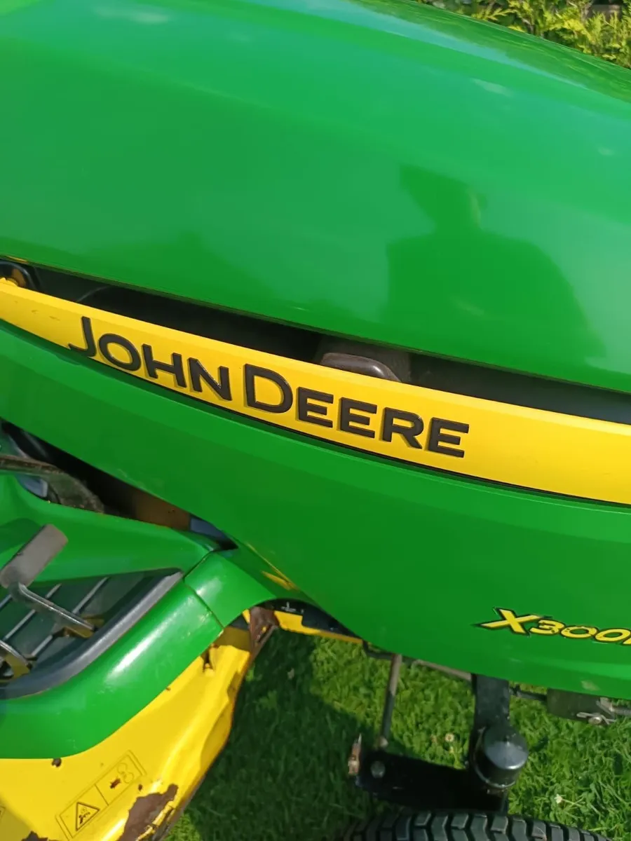 John deere commercial grade ride on lawnmower - Image 1