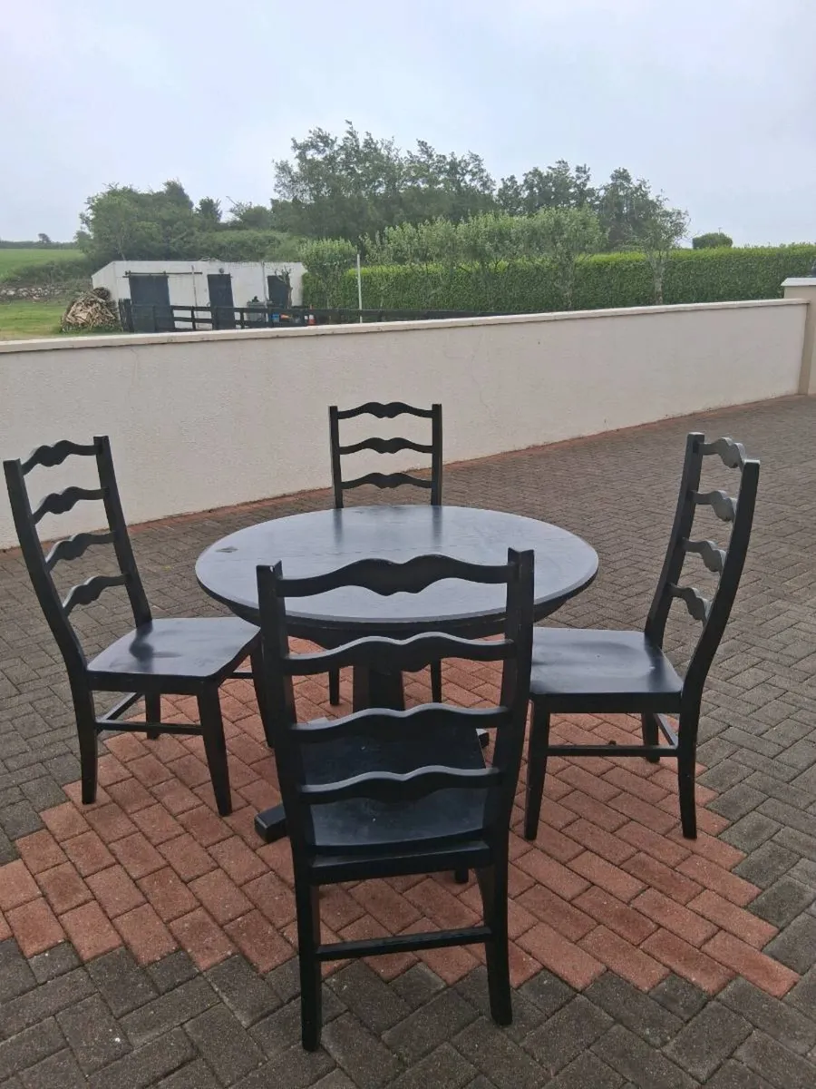 Table and 4 chairs - Image 1