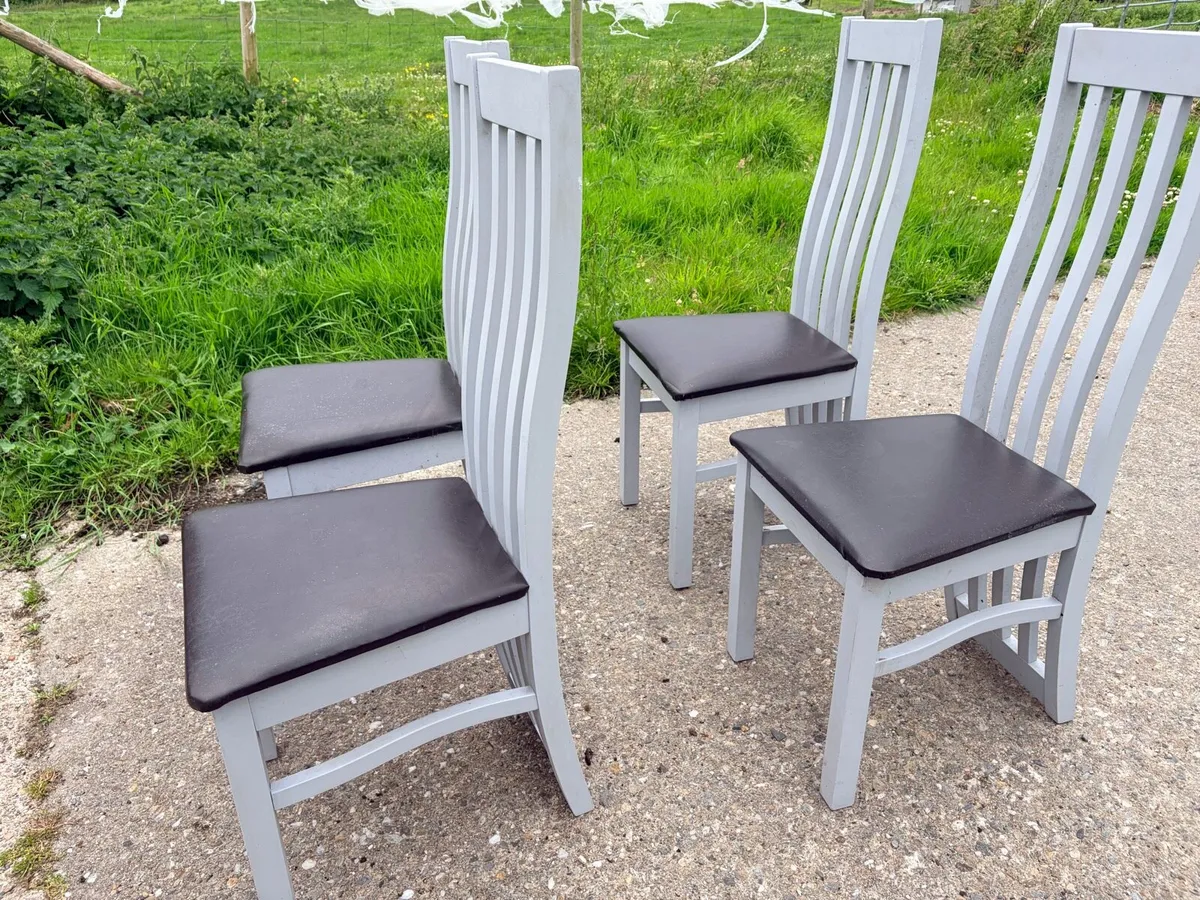Table and chairs - Image 2