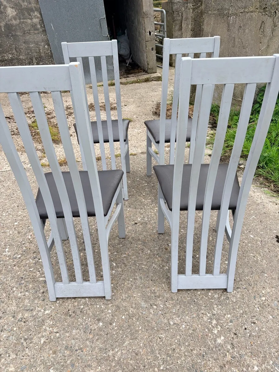Table and chairs - Image 3