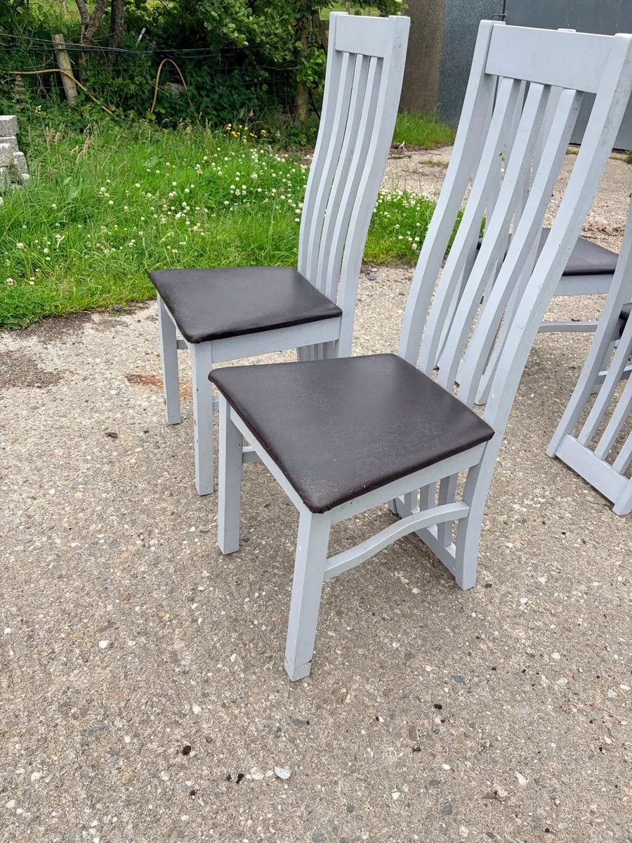 Table and chairs - Image 4
