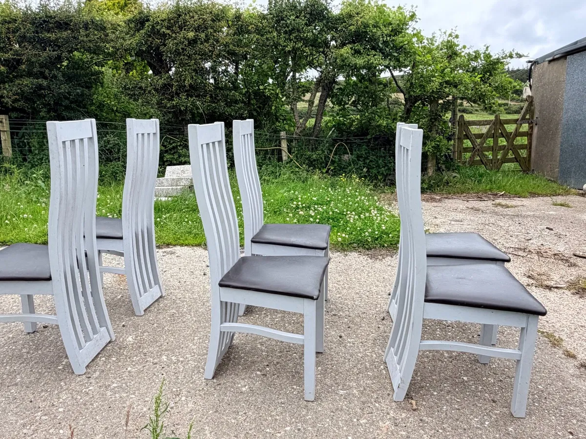 Table and chairs - Image 1