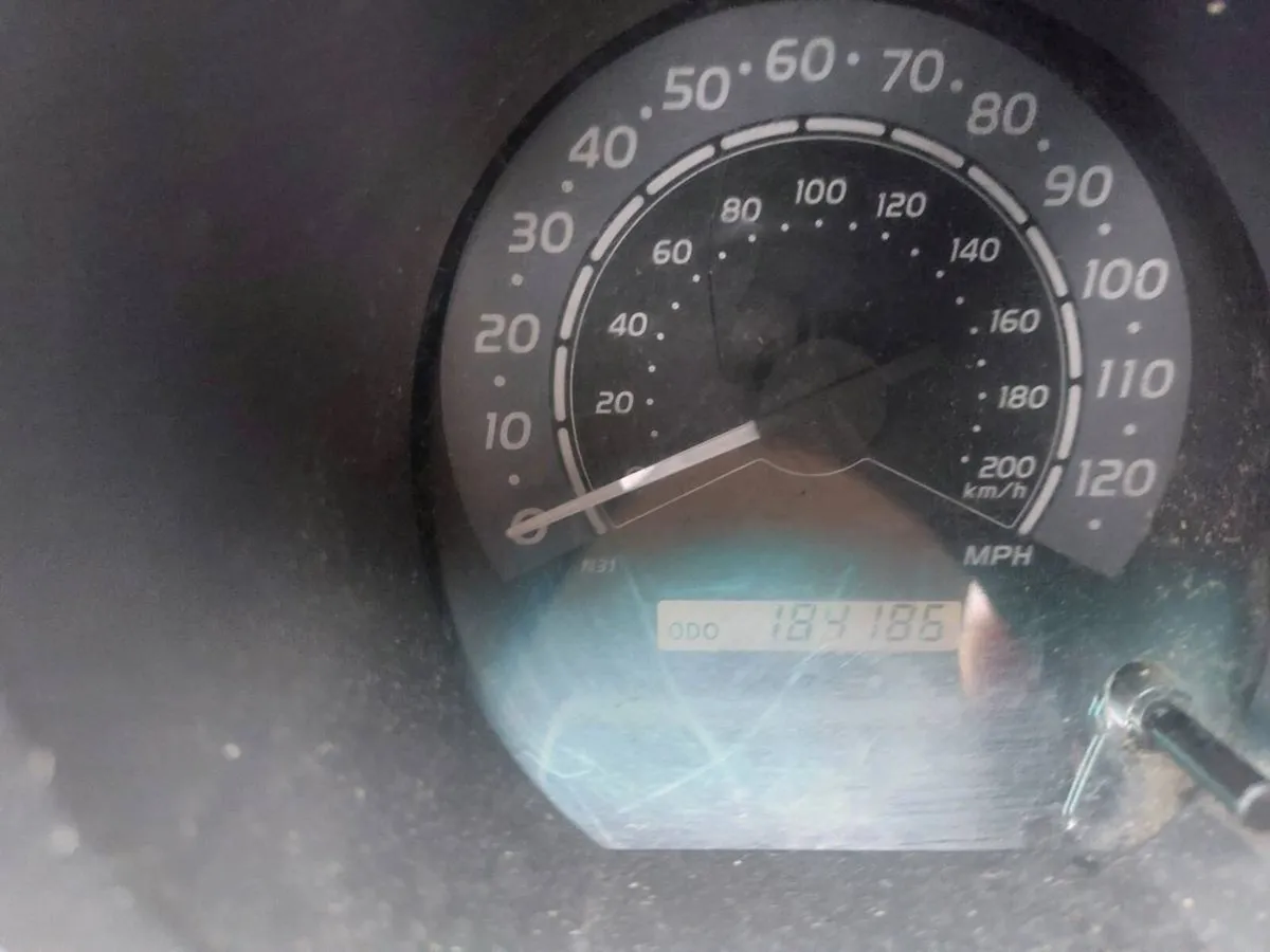09 Toyota Hilux - Image 3