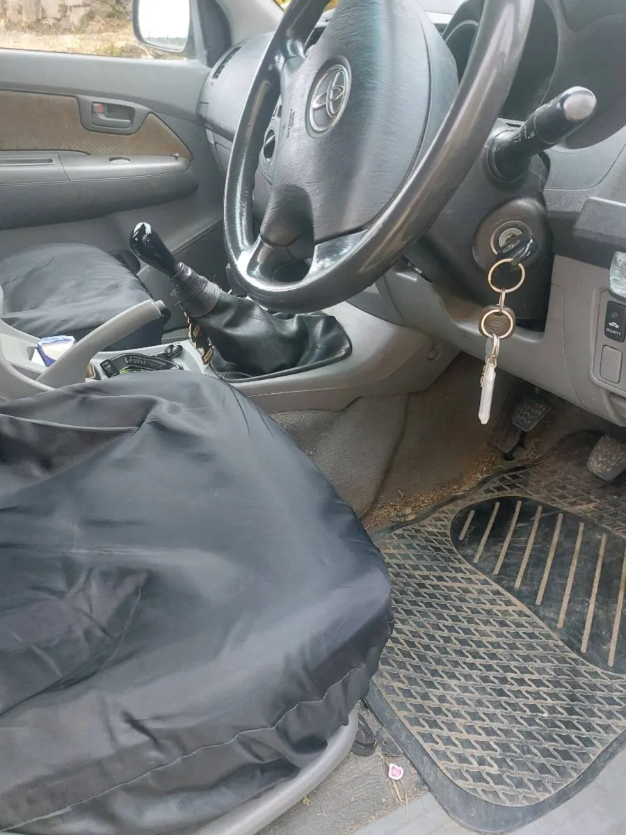 09 Toyota Hilux - Image 2
