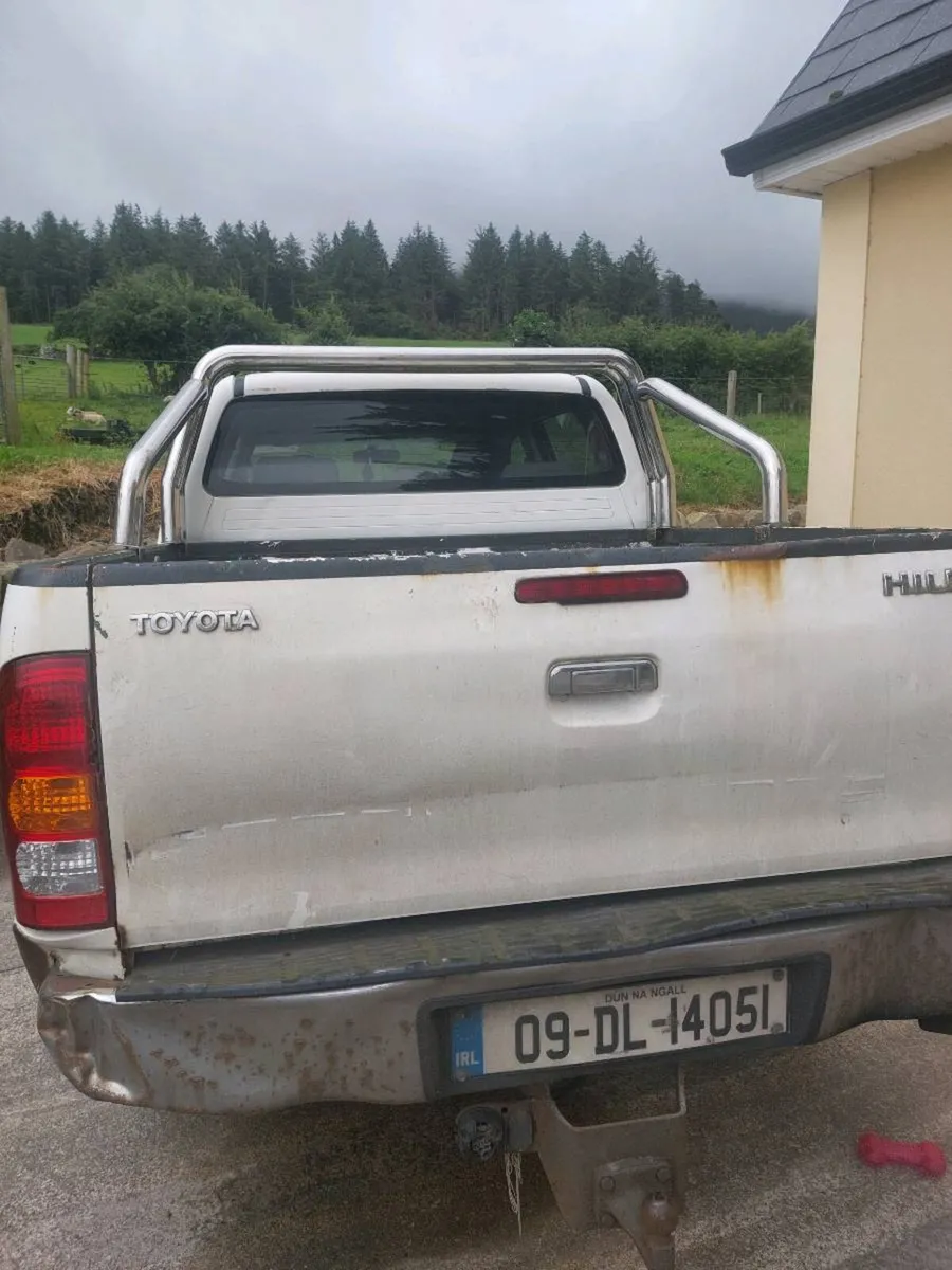 09 Toyota Hilux - Image 4