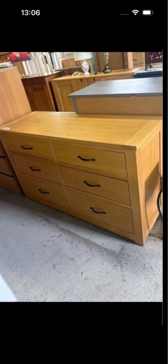 Oak chest of drawers