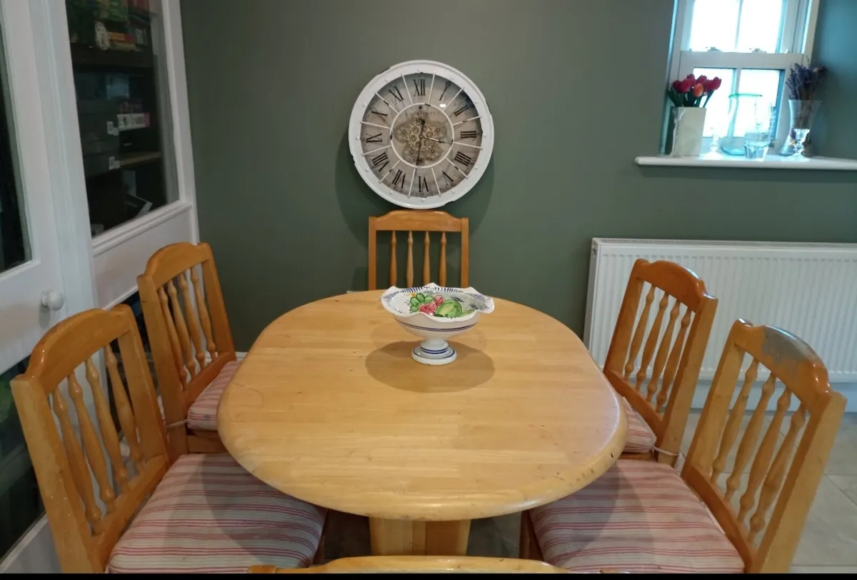 Table and chairs - Image 3