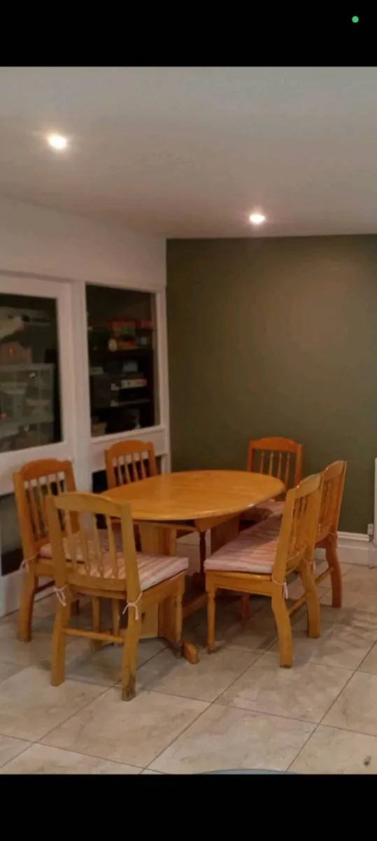 Table and chairs - Image 1