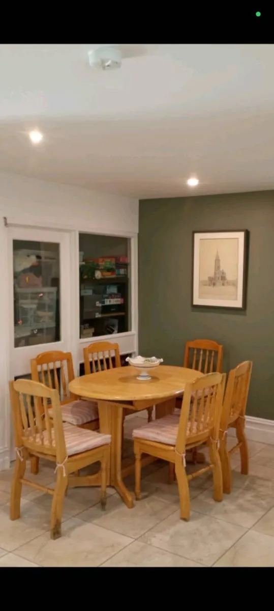 Table and chairs - Image 2