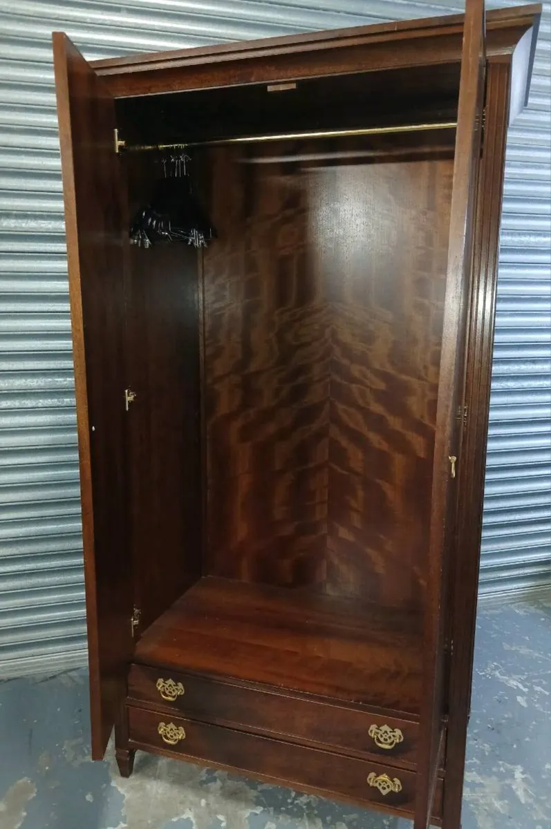 Solid wood wardrobe
2m high × 1m wide - Image 3