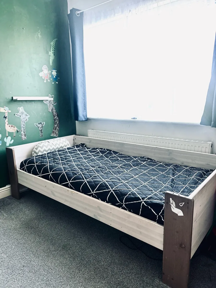 Single bed - Image 1