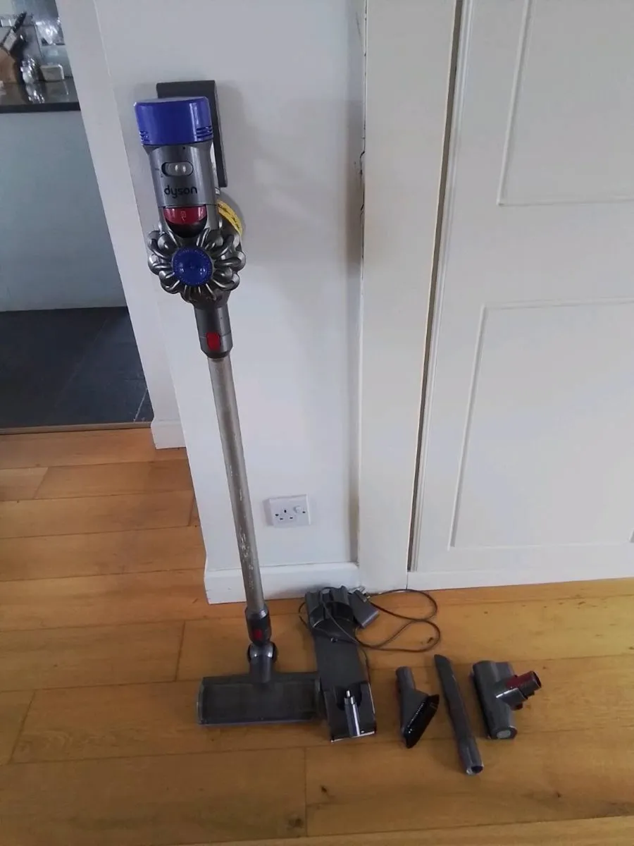 DYSON V7 Cordless Vacuum Cleaner
